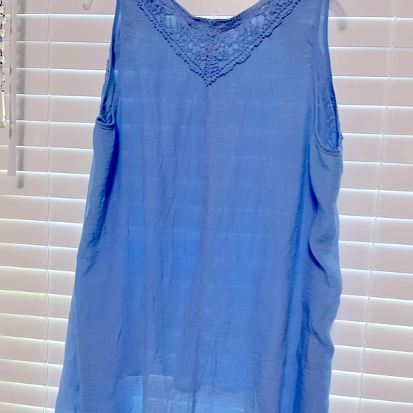 Super flowy blue light weight shark bite tank top blouse. 2X - Picture 2 of 6